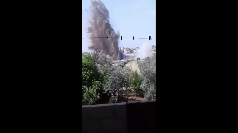 Сирия 02 05 2018 авиаудар с бетонобойными бомбами по бункеру боевиков в районе кафр зита, провинция хама