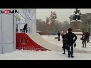 Молодые катаются на горке,секс играют в снегу катаются на санках snow porn playing in the snow 34 epic 10 minutes video