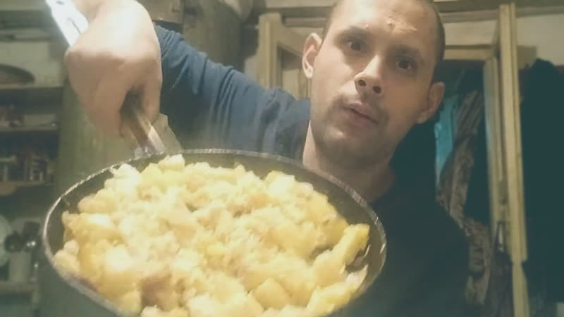 Колян срёт и готовит еду