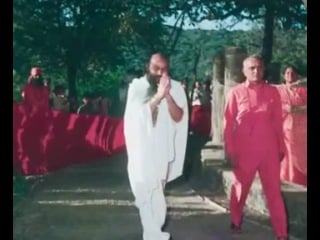 At the beginning of osho′s lecture ma taru sang a devotional intro