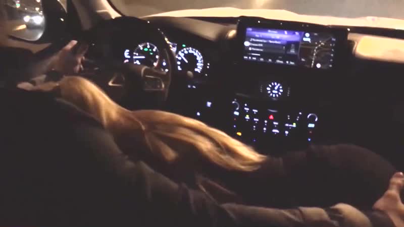 Русская женушка развлекает водилу во время движенья [ муж оператор, в рот, минет