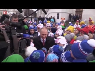 Путин на молодые елке в кремле тише тише я хрустальный))) вот так вот без охраны щелк щелк и все трешак начинается с т