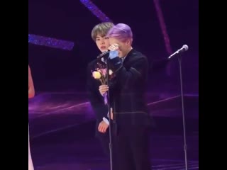 The most devastating thing ever to watch was ᵗᶦⁿʸ jimin having to move the mic cause he ᵗᶦⁿʸ