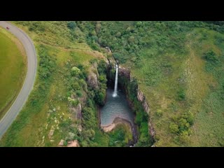 🎬 taryn elliott a waterfall downpours to a river valley 🌌 nature (no copyright video 103) [4k] 🇿🇦