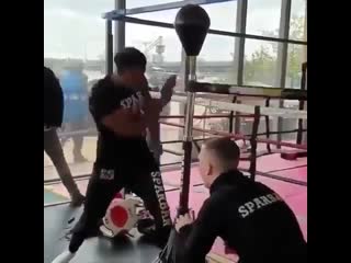 🎬парная тренироа на боксерском тренажере🥊