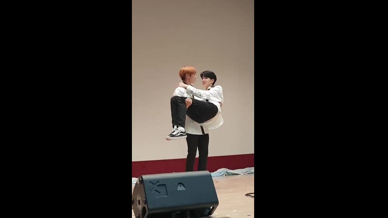 Sunwoo carrying younghoon in bride way