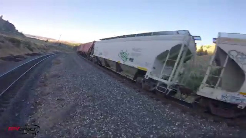 Полет года умопомрачительные трюки дрона над движущимся грузовым поездом