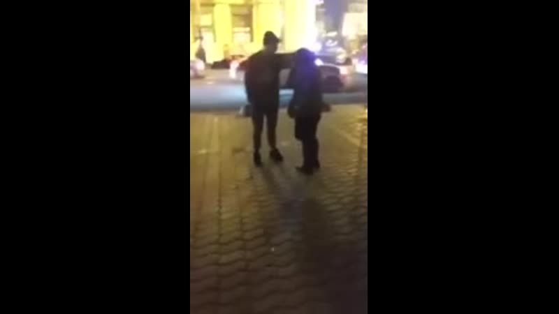 Славный потомок рода "древних укров" поймал цыганку с поличным! 😡👊🏻 {}