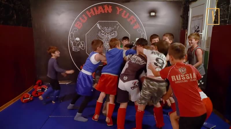 Чеченские мальчишки оборудовали в подвале спортзал