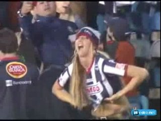 Ярая болельщица показует сиськи