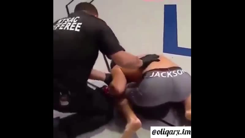 Очень жестко вырубил с колена