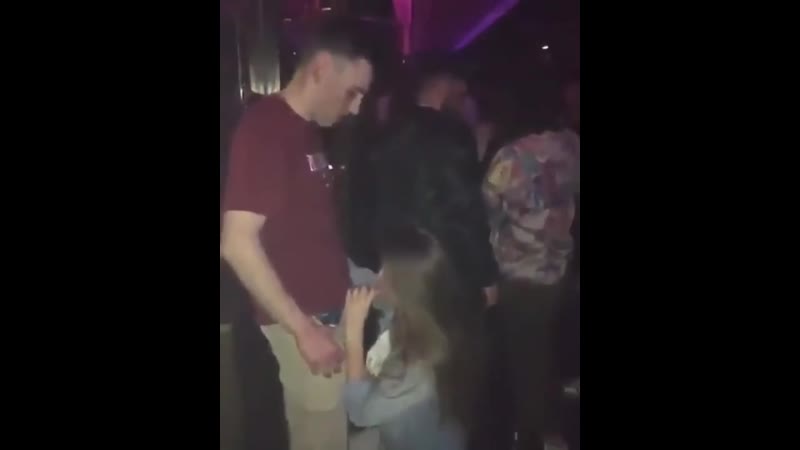 Novinha cheia de tesão chupa a rola do boy em publico na balada confira