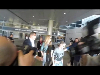 Kristen stewart and stella maxwell fly back at lax (07/07)