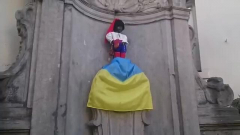 ✔ особое мнение переодетый в казака "писающий мальчик" подмочил украинский флаг