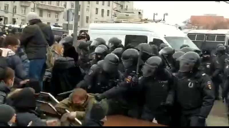 Полиция бьет протестующих в москве