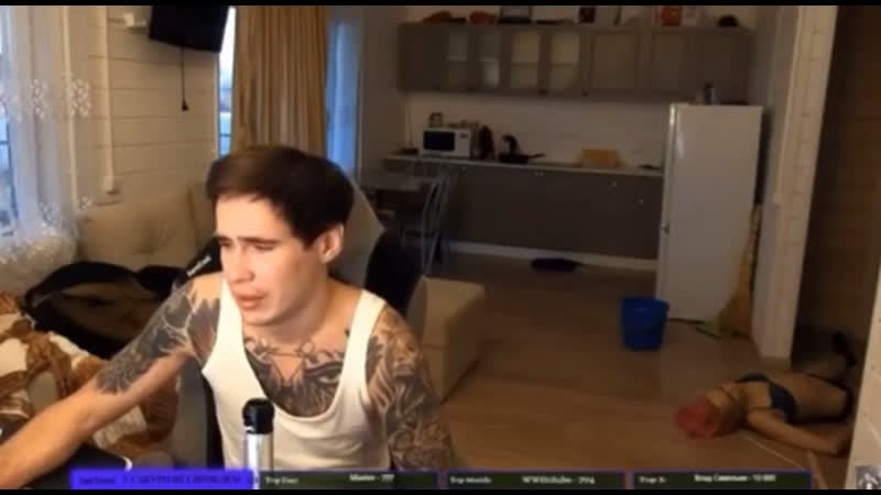 На стриме блогера стаса reeflay молодые девушка