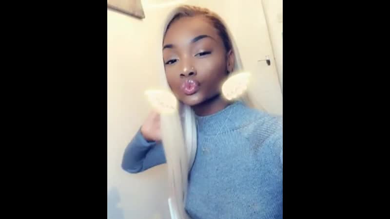 Негритянка со светлыми волосами