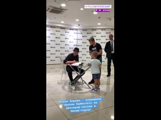 Флакон в пустой комнате