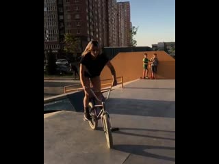 Arina azarova // bmx