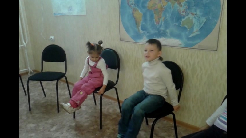 Крохи полиглоты играют в мячик