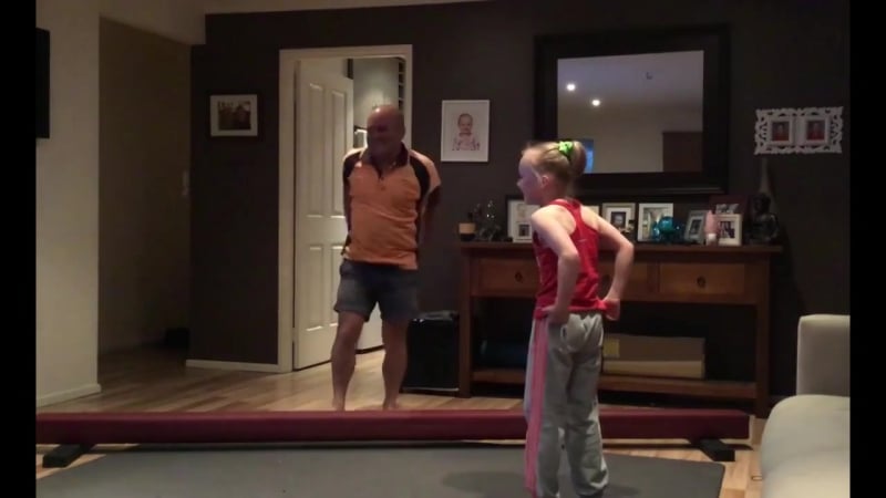 Отец копирует гимнастические упражнения дочери © видеожесть