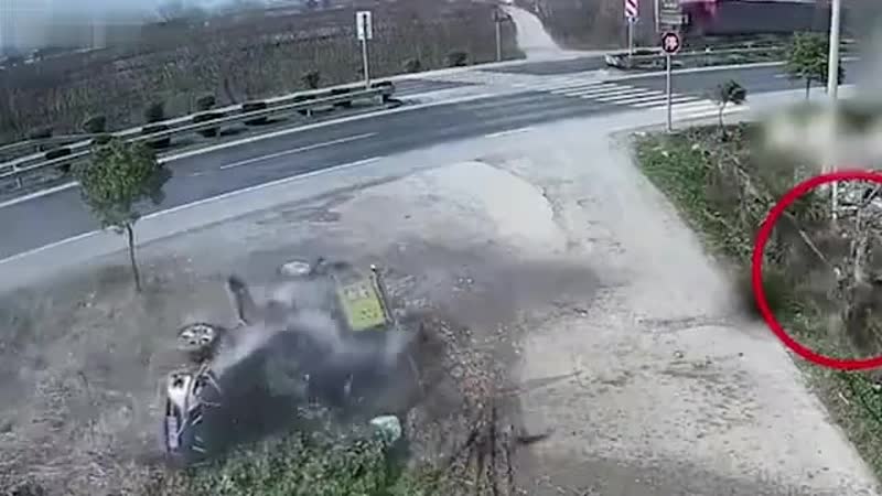 Отец уснул за рулем, в результате чего его жена и дочь вылетели с машины