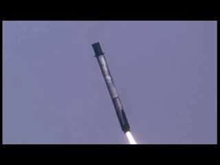 Falcon 9 rocket booster comes back (crs 18)