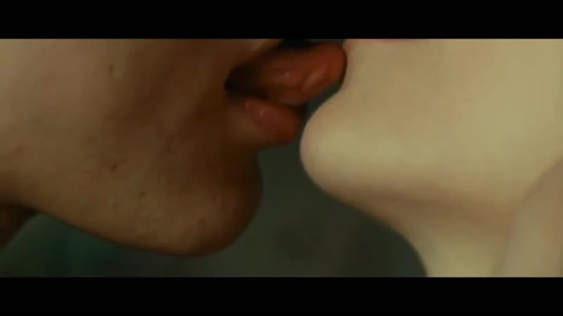 Страстный поцелуй и секс красивой молодой пары