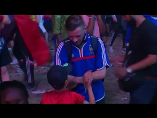 A tender moment from the euro 2016 نهائي أوروبا ٢٠١٦ لقطة تجسّد جمال الروح الرياضية، مشجّع فرنسي يبكي خسارة فريقة، ومشج