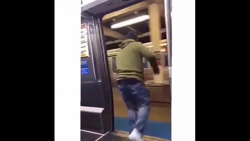 Как парень решил свою проблему, когда поезд проехал его останоу