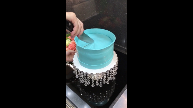 Разрезаем торт шляпная коробка с букетом живых роз