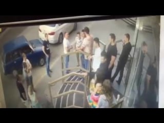 Ударил девушку в челюсть около ночного клуба!