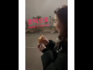 Earlier minzys sister minyoung share a video clip of minzy enjoying a delicious korean pancake ️ cr @kongshine153 ig story