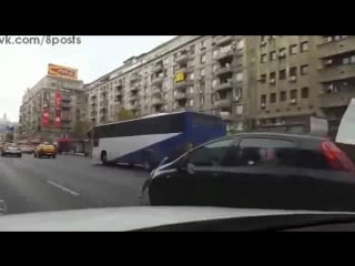 Тупая дура прокатила мужика на капоте машины / woman drives off with man who confronted her about a car crash