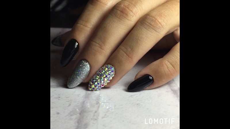 Чёрные ноготки с серебром и пальчиком в стразах