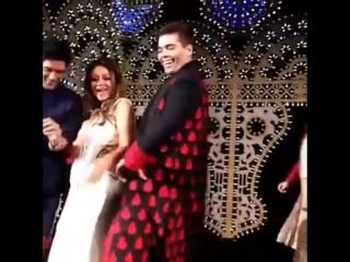Kanika kapoor performing during an indian wedding in venice with gauri khan, karan johar and manish malhotra