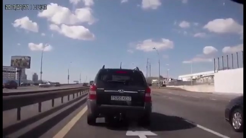 А нехрен по среди трассы стоять