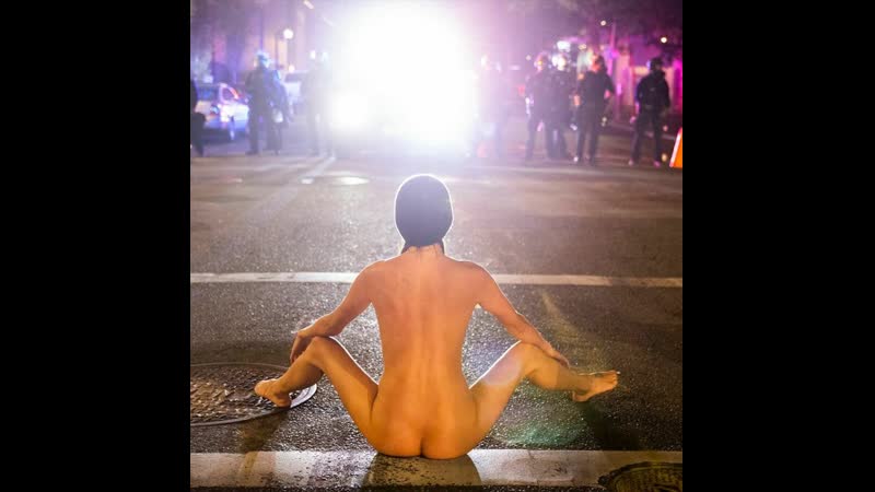 Голая афина занимается йогой перед ощетинившимися полицейскими портленд, сша 2020г