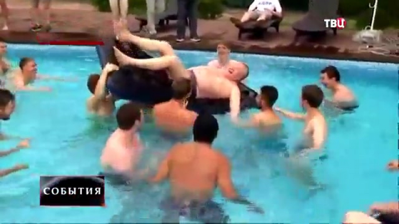 Жириновский поплавал в бассейне с молодыми активистами