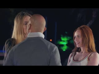 Две нимфы после клуба, резвятся с мужиком в его доме на пляже)