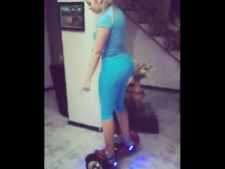 Giselle aprendiendo a montar hoverboard