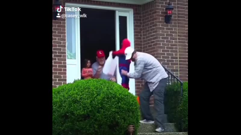 Ебнутый дядька сделал себе куклу сына и одел в костюм человека паука что бы пиздить конфеты себе