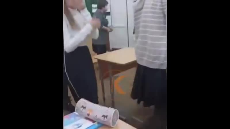 Шестиклассник обматерил и толкнул учительницу географии