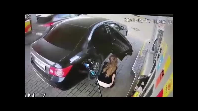 Решила слить лишнее топливо на запрае