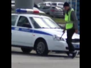 Новосибирец снял на видео автоинспектора в трико, кроссоах и чёрной шапочке