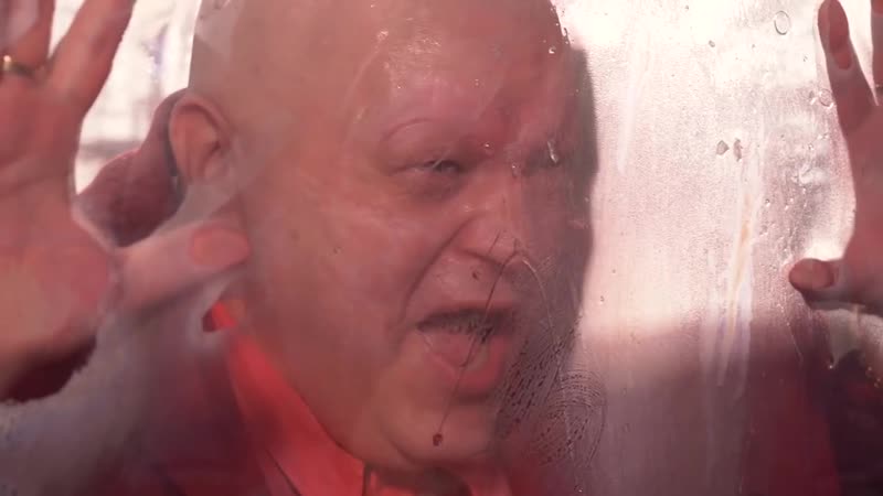 Я запер ужасного психа в прозрачный сейф