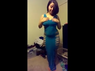 Пышная дама в вульгарном платье показала свою грудь