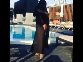 Красотка в пляжной тунике