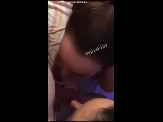 Домашнее порно, жмж, две шлюхи сосут хуй взрослому мужику