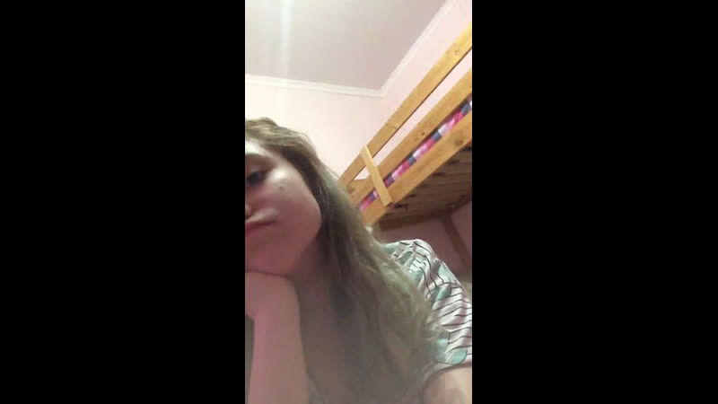 Тупая деффка на море)